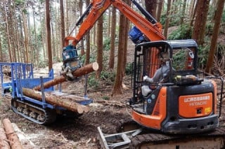 グラップルでフォワーダに積込中